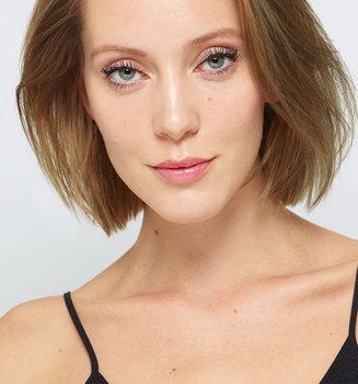 Eine Frau mit halblangen haaren & dezentem Make-up