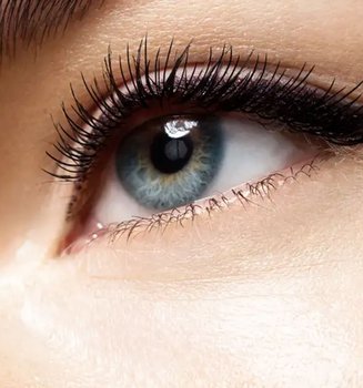 Nahaufnahme einer Frau, die Eyeliner aufträgt