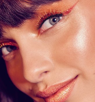 Junge Frau mit Augen-Make-up