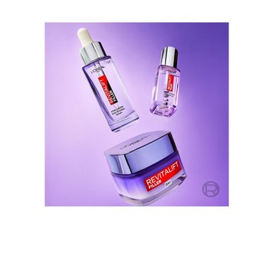 La gamme L'Oréal Paris Revitalift Filler, présentée sur un fond violet : Un sérum visage, un sérum contour des yeux et une crème de jour, connus pour leur effet repulpant.